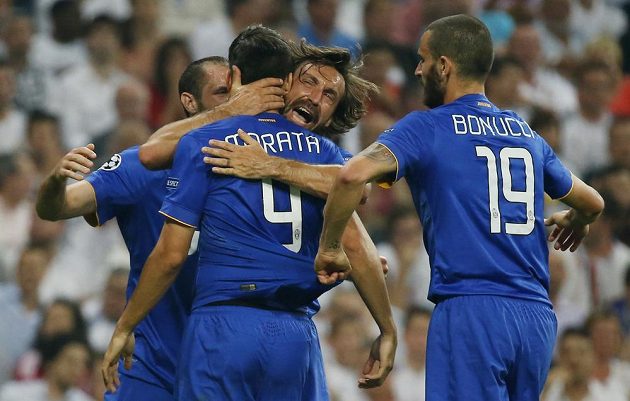Alvaro Morata (druhý zleva) se raduje se spoluhráči z branky proti Realu Madrid.