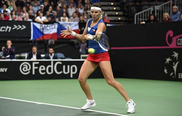 Lucie Šafářová během druhého utkání s Angelique Kerberovou v pražské O2 aréně.