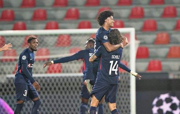 Fotbalisté Midtjyllandu se radují během odvety play off Ligy mistrů proti Slavii.