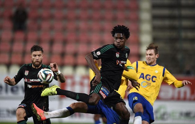 Martin Fillo (vlevo) a Simon Deli z Příbrami v utkání s Teplicemi, které nakonec skončilo 1:1.