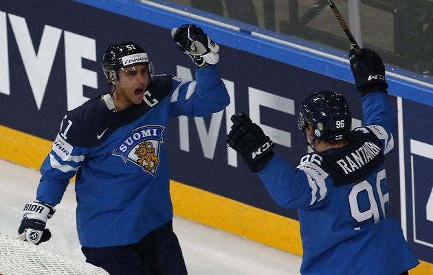 Finská radost. Valtteri Filppula (vlevo) se raduje z gólu v síti českých hokejistů v utkání mistrovství světa. Gratulovat mu přijíždí spoluhráč Mikko Rantanen.