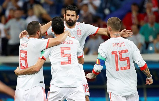 Španěl Diego Costa slaví se spoluhráči vyrovnání na 2:2 v duelu s Portugalskem na MS. Přestřelka však zdaleka nebyla u konce...