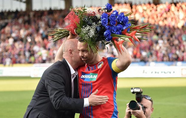 Pavel Horváth a generální ředitel Viktorie Plzeň Adolf Šádek během benefičního utkání "Horviho poslední desítka" v Doosan Areně.