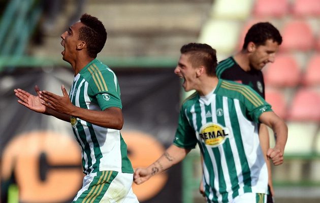 Kolumbijský záložník Mosquera z Bohemians 1905 (vlevo) se raduje ze vstřelení gólu proti Příbrami.