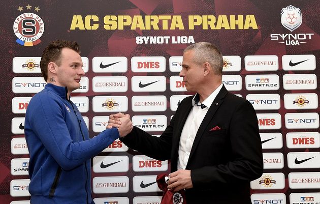 Útočník Jakub Řezníček (vlevo), nová posila Sparty, si podává ruku s koučem Vítězslavem Lavičkou.