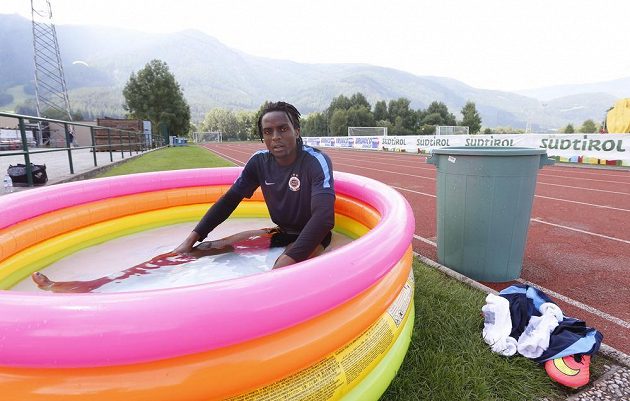 Sparťanský obránce Costa se ochlazuje v bazénku v rámci italského soustředění v Brunecku.