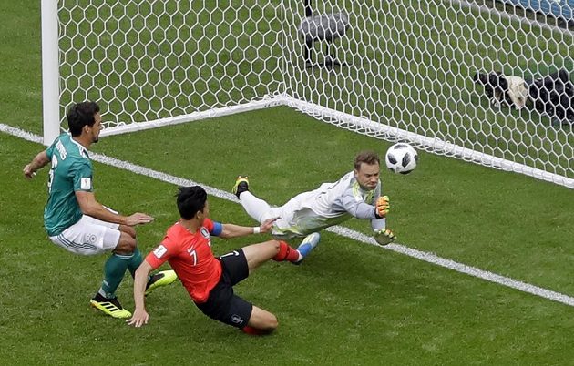 Manuel Neuer měl plné ruce práce. Ve velké šanci se ocitl fotbalista Jižní Koreje Son Heung-min, německého gólmana ale nepřekonal.