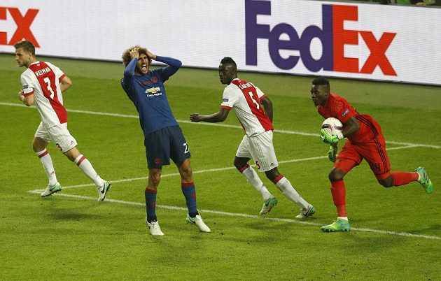 Marouane Fellaini z Manchesteru United se chytá za hlavu poté, co neproměnil svou šanci.