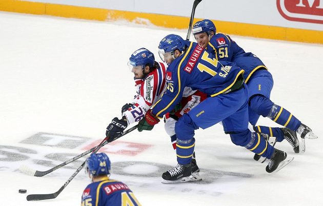 Švédská dvojice Mattias Sjögren a Jonas Ahnelov se snaží zastavit pronikajícího Milana Zaťoviče.