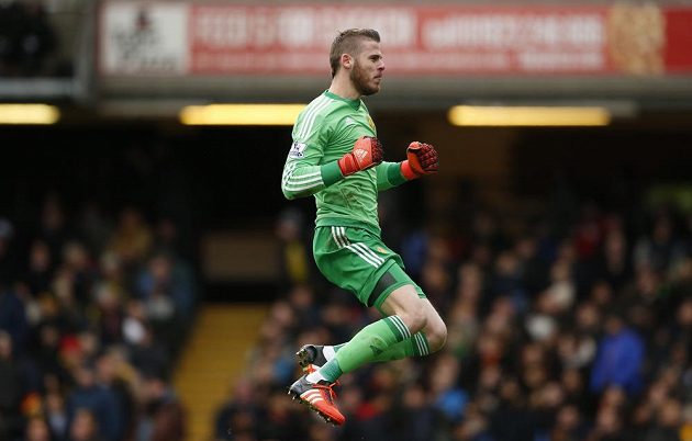 Brankář Manchesteru United David de Gea slaví gól spoluhráče Bastiana Schweinsteigera v závěru zápasu s Watfordem.