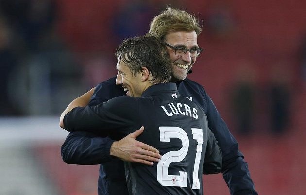 Záložník Liverpoolu Lucas Leiva se objímá s trenérem Jürgenem Kloppem po vysoké výhře v Southamptonu.