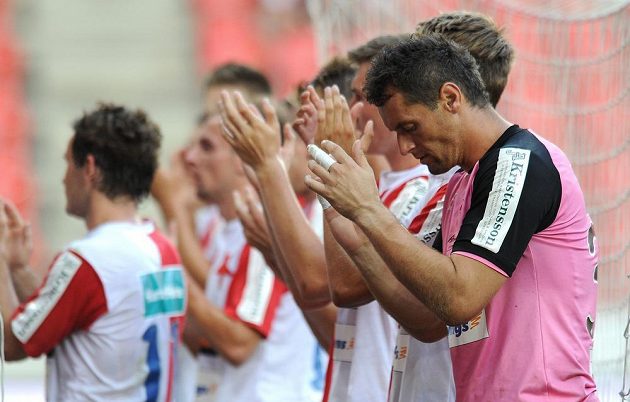 Zklamaní fotbalisté pražské Slavie po porážce s Olomoucí. Vpředu vpravo brankář Radek Černý.
