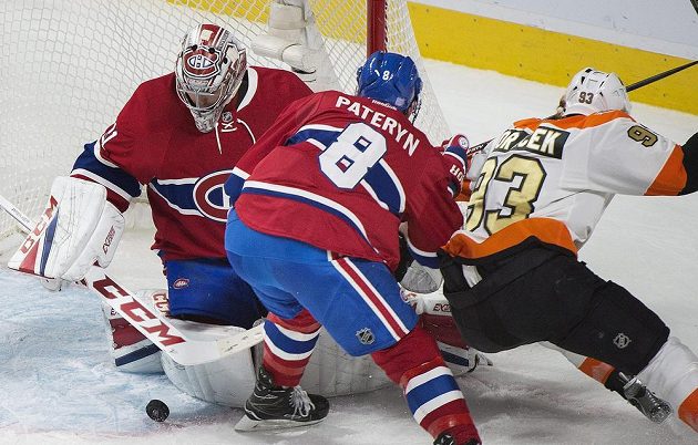 Jakub Voráček (93) z Philadelphie se chce dostat k puku, cestu mu zamezil obránce Montrealu Greg Pateryn (8).