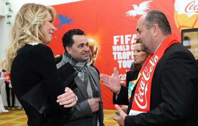 Předseda FAČR Miroslav Pelta (vlevo), herec a moderátor Martin Dejdar a Diana Kobzanová během navštevy trofeje FIFA v Praze.