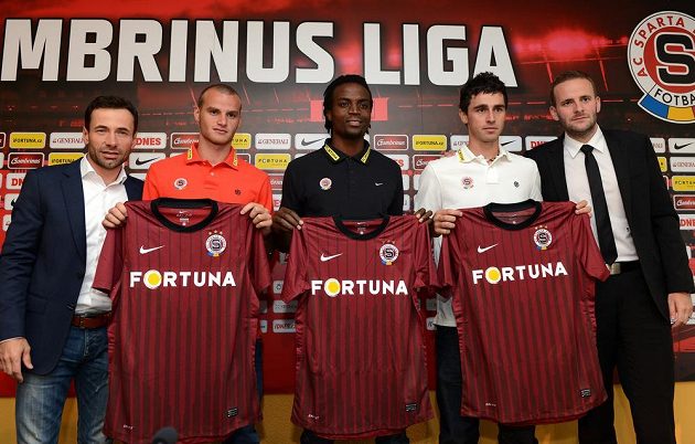 Letní posily Sparty (zleva): manažer Viktor Kolář, Lukáš Pauschek, Costa Nhamoinesu, Kamil Vacek a člen představenstva Jakub Otava.