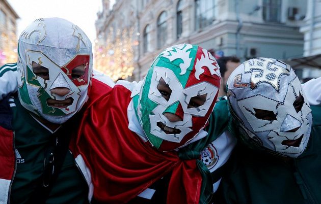 Populární herec a zápasník El Santo už sice nežije, i tak najdeme v Mexiku stále dost luchadores, neboli wrestlingových zápasníků s typickými maskami. Někteří z nich si navíc našli cestu i do Ruska, aby podpořili svůj národní tým.