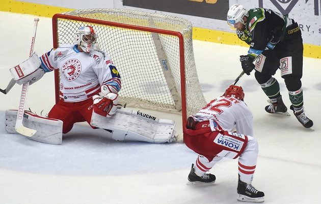 Útočník Matěj Zadražil střílí třetí branku Karlových Varů, třinecký brankář Peter Hamerlík už zasáhnout nestačil.