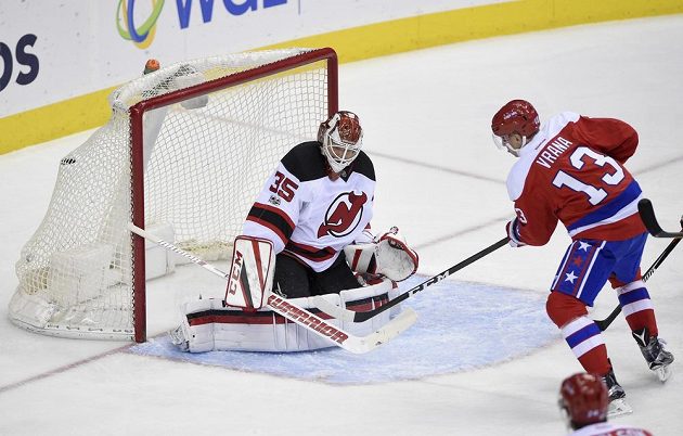 Český útočník Jakub Vrána vstřelil vítězný gól Washingtonu Capitals v utkání NHL proti New Jersey Devils. Gólman Cory Schneider proti ráně zblízka neměl nárok.