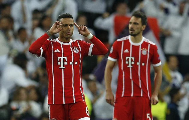 Fotbalisté Bayernu (zleva) Thiago a Mats Hummels po druhé inkasované brance od Realu Madrid.