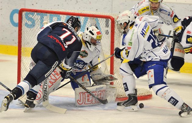 Zleva Lukáš Kucsera z Vítkovic a brankář Marek Čiliak a Libor Hájek z Brn v utkání 29. kola Tipsport extraligy
