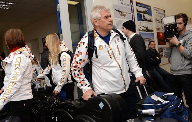 Trenér rychlobruslařů Petr Novák před odletem do Soči na Zimní olympijské hry dne 30. ledna 2014 na kbelském letišti.