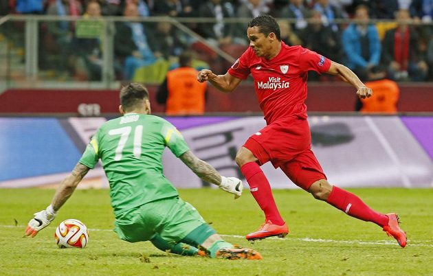 Útočník Sevilly Carlos Bacca obchází brankáře Dněpru Denyse Boyka a střílí svůj první gól ve finále Evropské ligy.