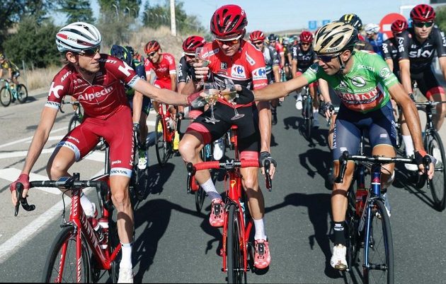 Britský cyklista Christopher Froome (uprostřed) během závěrečné etapy Vuelty tradičně popíjel šampaňské s ostatními cyklisty.