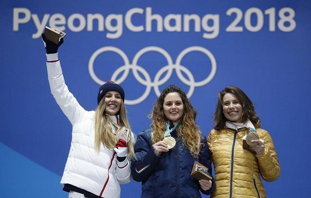 Radost v podání nejlepšího tria olympijského závodu snowboardkrosařek. Vpravo držitelka bronzu - česká reprezentantka Eva Samková.