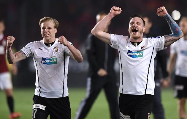 Plzeňští František Rajtoral (vlevo) a Ondřej Vaněk se radují z výhry na Spartě.