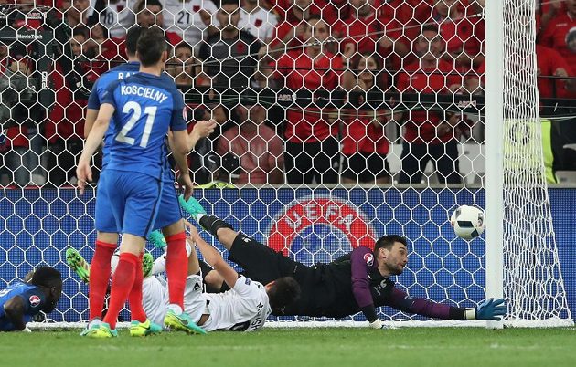 Šance Albánce Lediana Memushaje, řešit se ji snaží brankář Francie Hugo Lloris. Míč skončil na tyči.