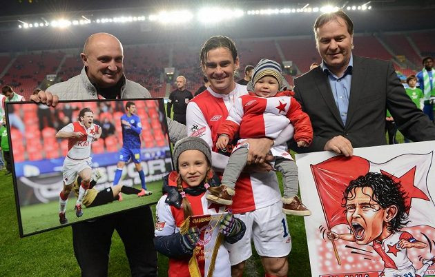 Záložník Slavie Praha Karol Kisel s rodinou a představiteli klubu Jaromír Šeterle (vlevo) a Miroslav Držmíšek se loučí s karierou.