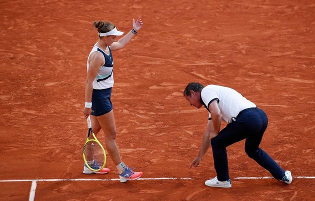 Sudí Pierre Bacchi právě dělá obří chybu. V semifinále French Open svýcm verdiktem okradl Barboru Krejčíkovou o proměněný mečbol.