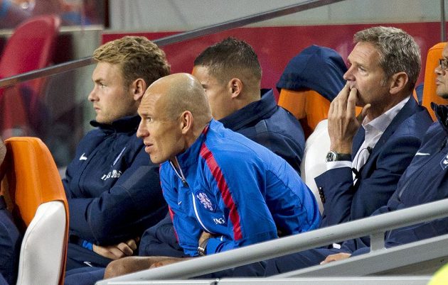 Kapitán Oranje Arjen Robben sleduje zbytek duelu proti Islandu jen z tribuny.
