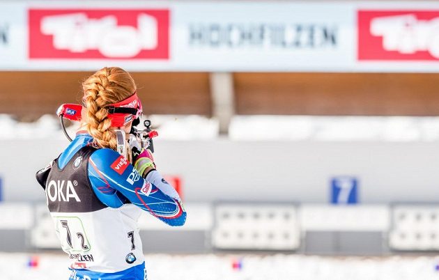 Gabriela Koukalová při střelbě ve stoje během závodu smíšených štafet na MS v rakouském Hochfilzenu.