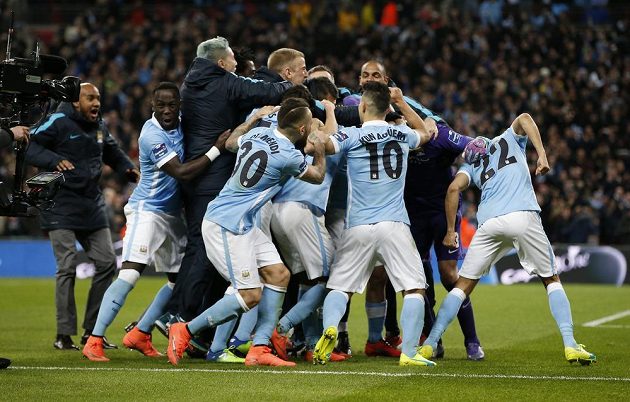 Střelec rozhodující penalty Yaya Toure v klubku hráčů Manchesteru City slaví triumf ve finále Ligového poháru ve Wembley s Liverpoolem.