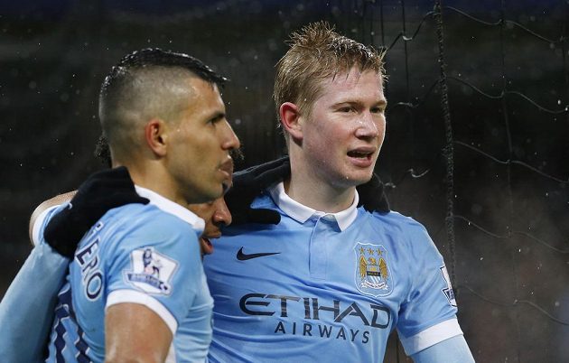 Hráči Manchesteru City Kevin De Bruyne (vpravo) a Sergio Agüero slaví první gól v utkání proti Southamptonu.