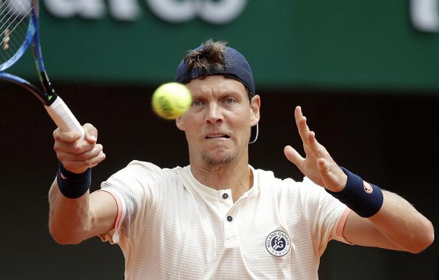 Tomáš Berdych během zápasu s Jérémym Chardym. 