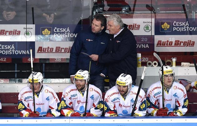 Trenéři Pardubic Miloš Říha mladší (vlevo) a Miloš Říha starší během utkání na Spartě.