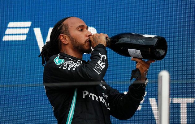 Šampaňské chutnalo. Úřadující mistr světa Brit Lewis Hamilton vybojoval ve Velké ceně Ruska jubilejní 100. vítězství ve formuli 1.