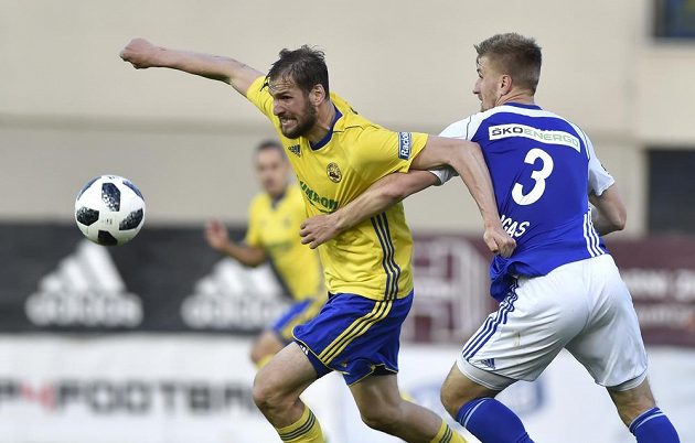 Zlínský fotbalista Tomáš Poznar ze Zlína se snaží uniknout Jakubu Jugasovi z Mladé Boleslavi.