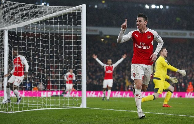 Laurent Koscielny z Arsenalu (vpředu) slaví gól proti Newcastlu v zápase 20. kola Premier League.