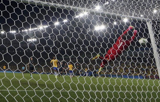 Německý brankář Timo Horn se natahoval marně. Neymarova rána se odrazila od břevna do sítě.