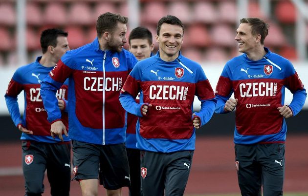 Zleva Michal Kadlec, David Lafata a Bořek Dočkal během tréninku před utkáním kvalifikace ME 2016 s Lotyšskem. Vzadu Vladimír Darida a Václav Pilař.
