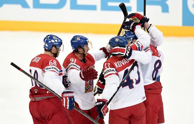 Čeští hokejisté (zleva) Jaromír Jágr, Martin Erat, Jan Kovář a Jakub Nakládal oslavují gól proti Švédsku na MS v Praze.