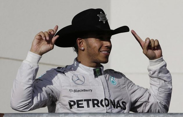 Kovboj Lewis Hamilton slaví vítězství ve Velké ceně Spojených států amerických v Austinu.