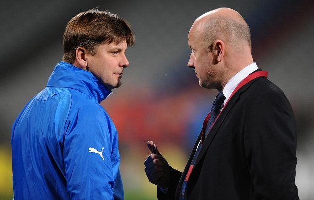 Trenér Viktorie Plzeň Dušan Uhrin (vlevo) a generální manažer klubu Adolf Šádek během předzápasového tréninku na stadiónu Stade de Garland v Lyonu.