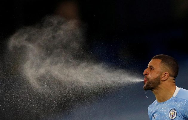 Fotbalista Manchesteru City Kyle Walker během úvodního čtvrtfinále Ligy mistrů proti Dortmundu.