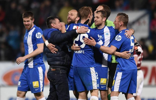 Fotbalisté Slovanu Liberec a trenér David Vavruška oslavují vítězství nad Spartou.