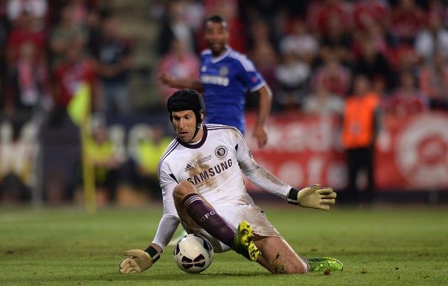 Brankář Chelsea Petr Čech v Superpoháru pochytal několik obrovských šancí Bayernu.