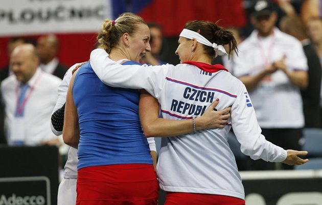České tenistky Petra Kvitová a Lucie Šafářová oslavují finálové vítězství nad Německem.